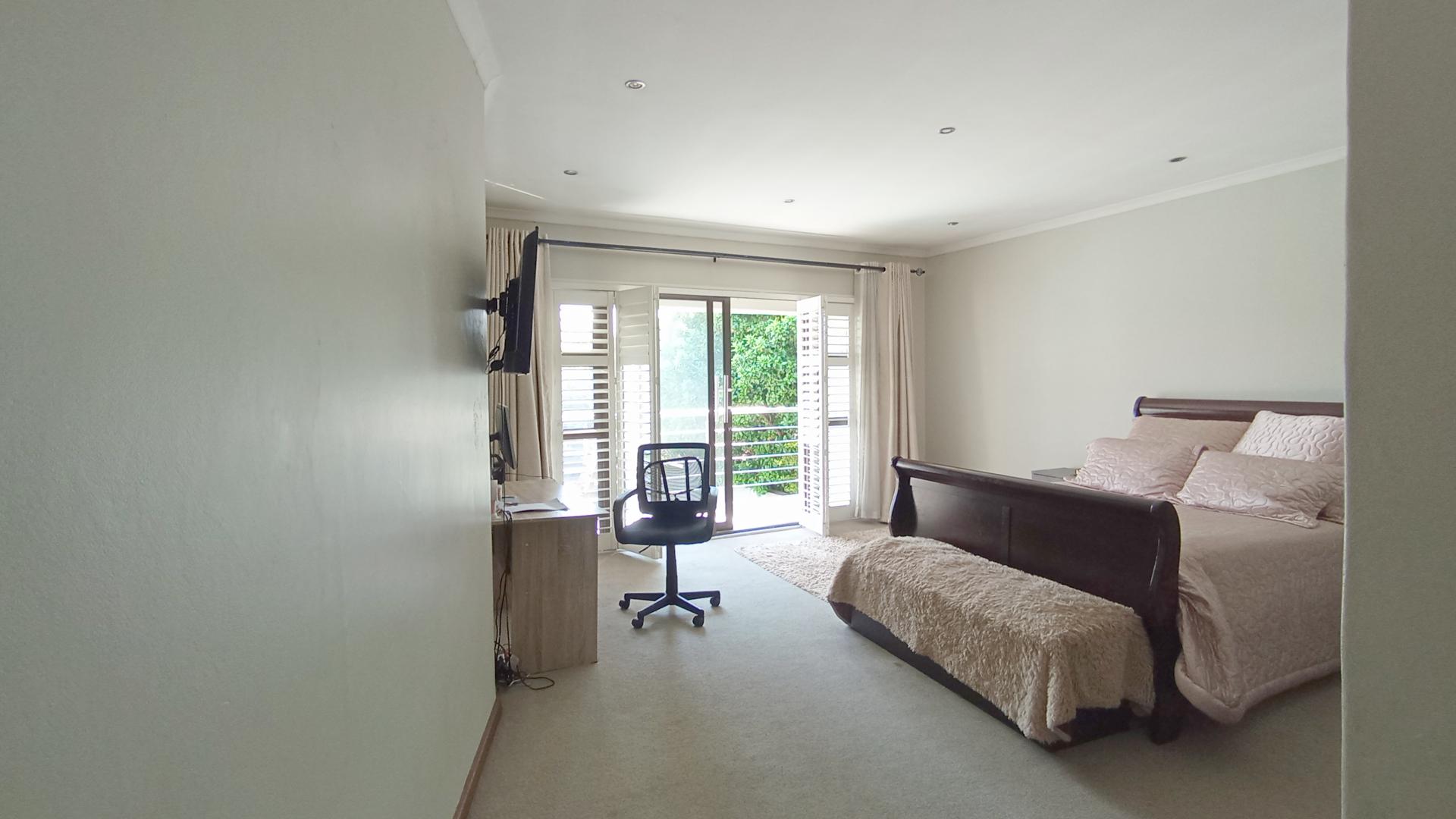 Main Bedroom - 15 square meters of property in Midstream Estate