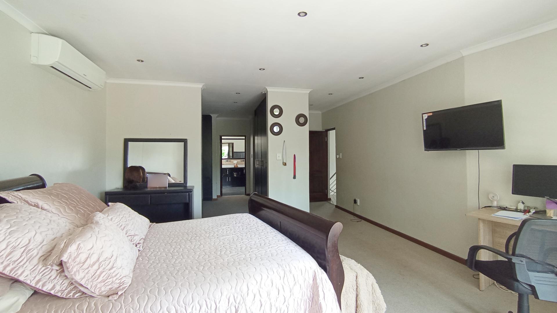 Main Bedroom - 15 square meters of property in Midstream Estate