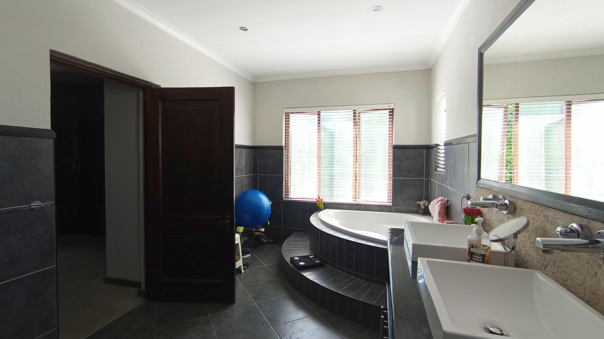 Main Bathroom - 11 square meters of property in Midstream Estate
