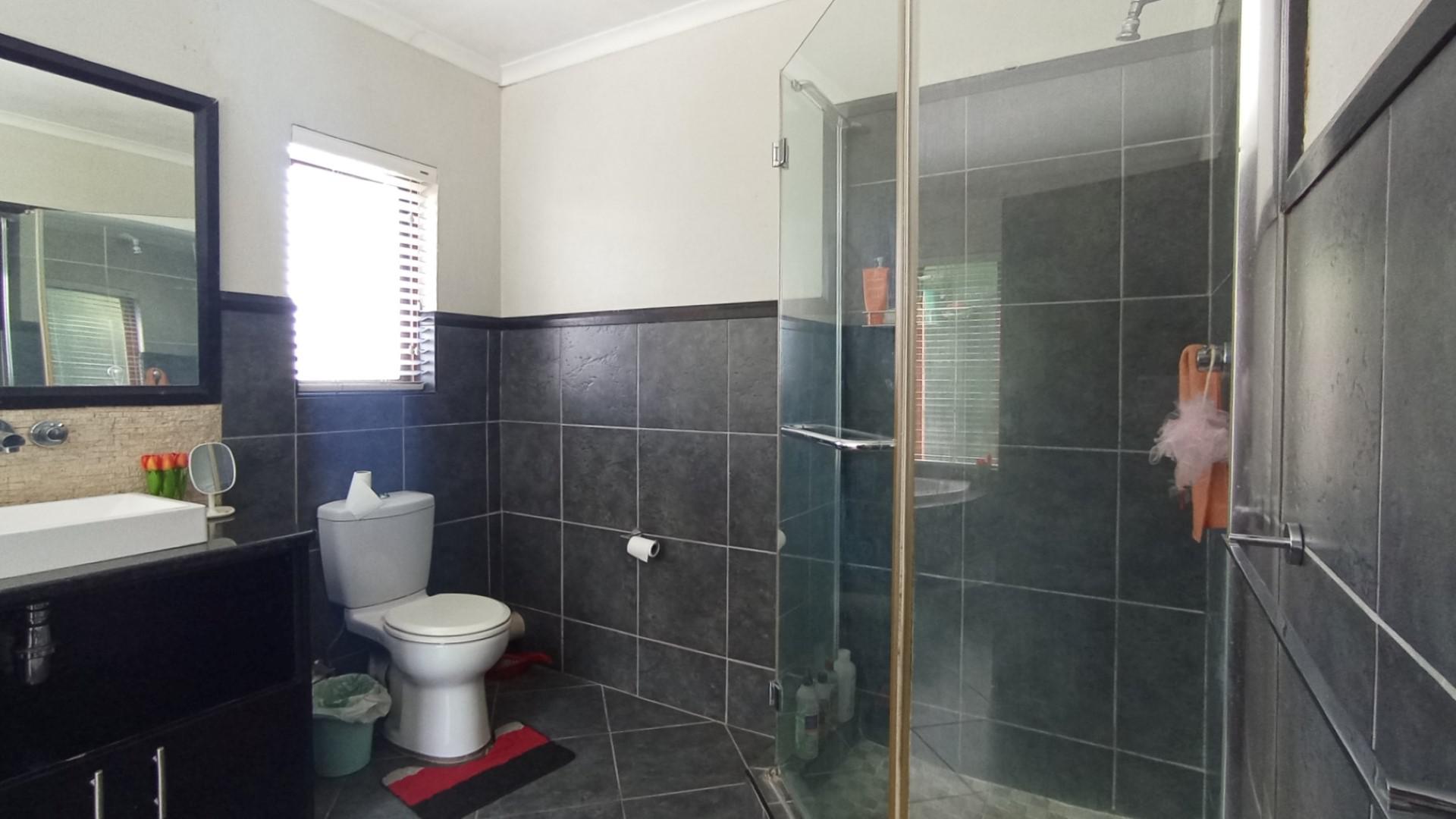 Main Bathroom - 11 square meters of property in Midstream Estate