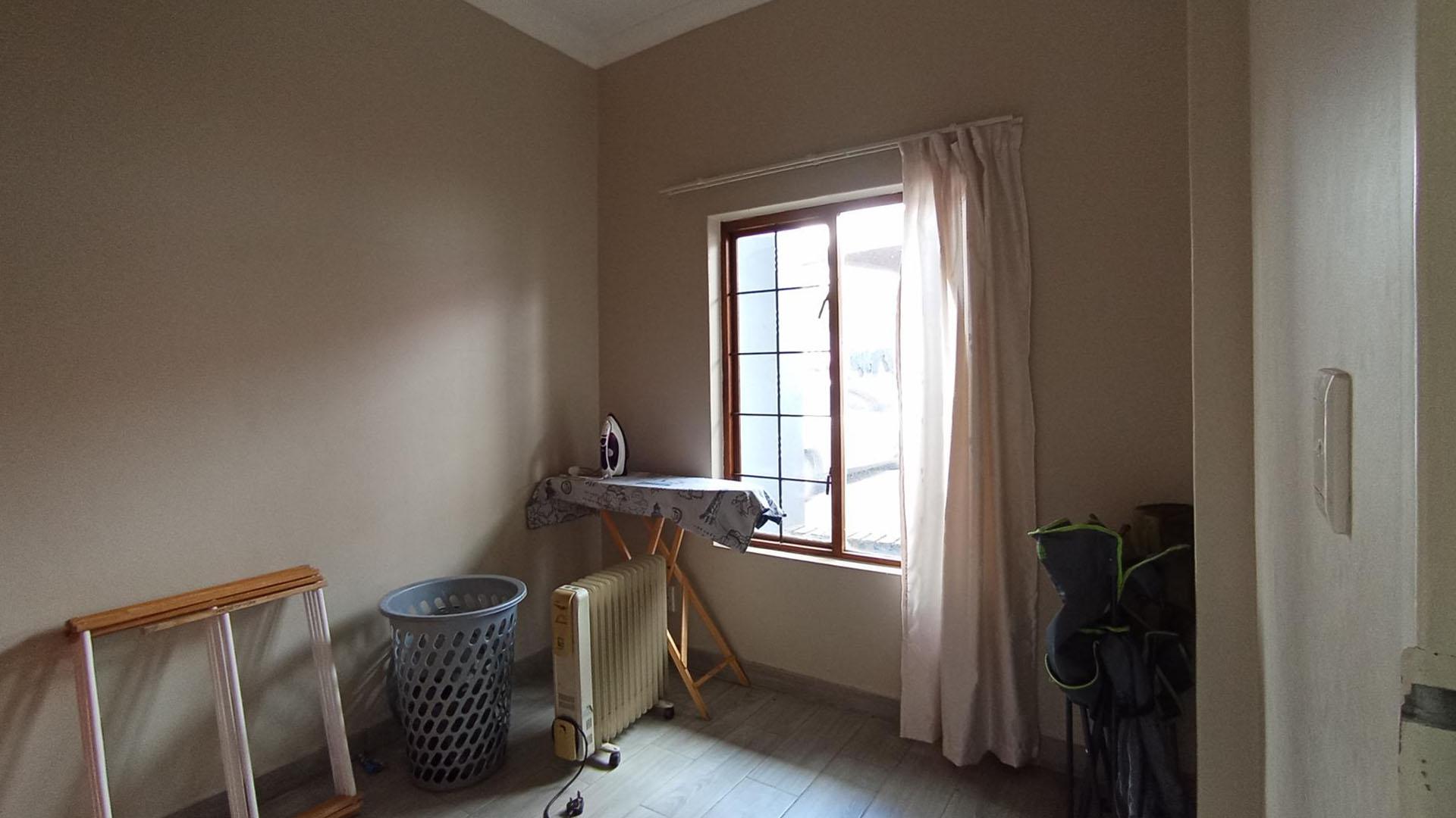 Bed Room 1 - 10 square meters of property in Erand Gardens