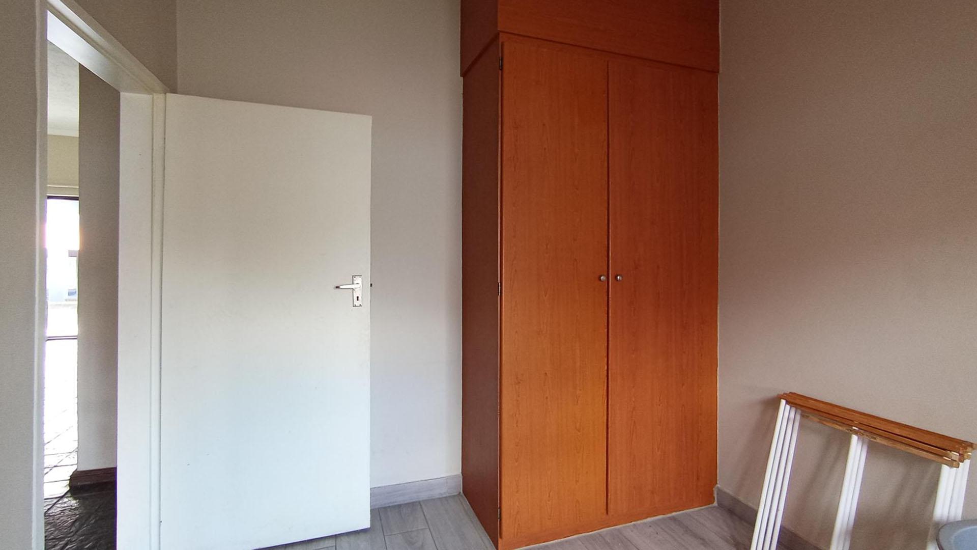 Bed Room 1 - 10 square meters of property in Erand Gardens