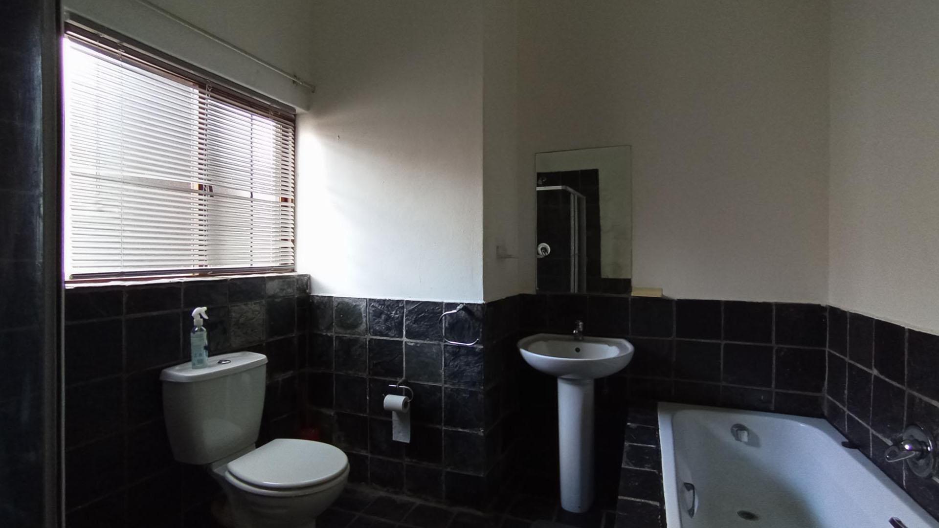Bathroom 1 - 9 square meters of property in Erand Gardens