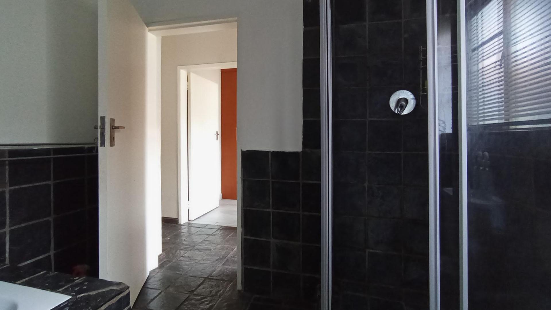 Bathroom 1 - 9 square meters of property in Erand Gardens
