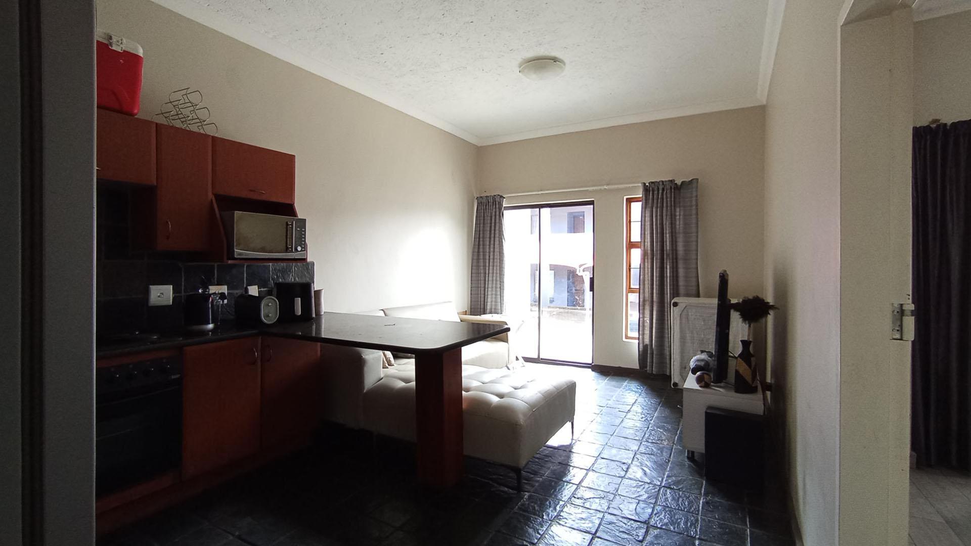 Kitchen - 11 square meters of property in Erand Gardens