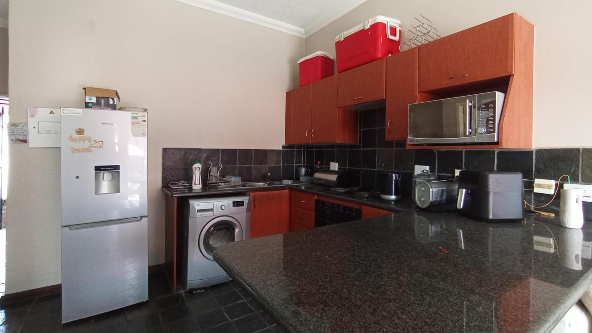 Kitchen - 11 square meters of property in Erand Gardens