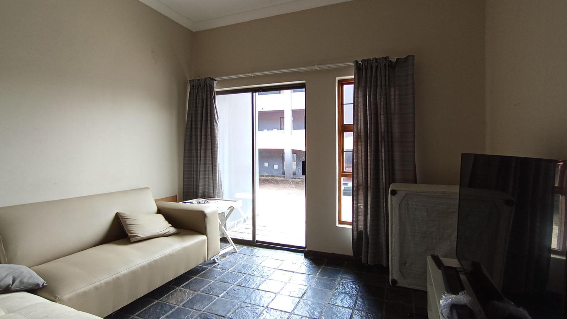 Lounges - 14 square meters of property in Erand Gardens