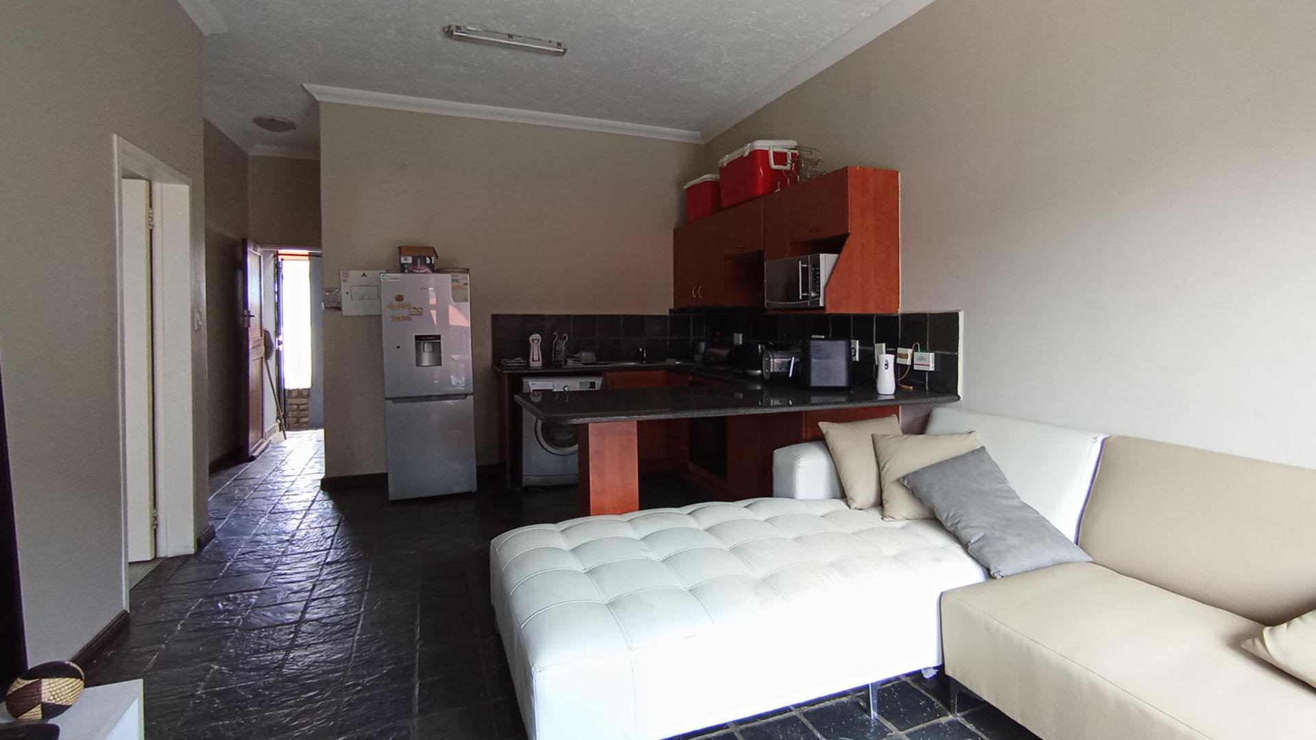 Lounges - 14 square meters of property in Erand Gardens