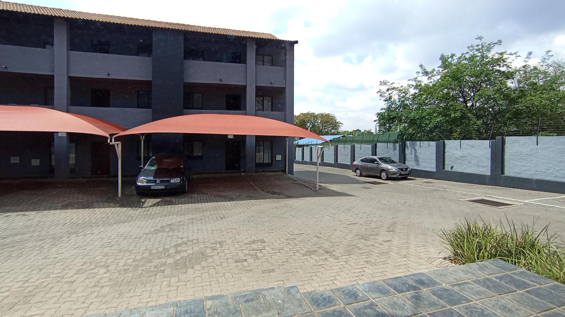Patio - 6 square meters of property in Erand Gardens