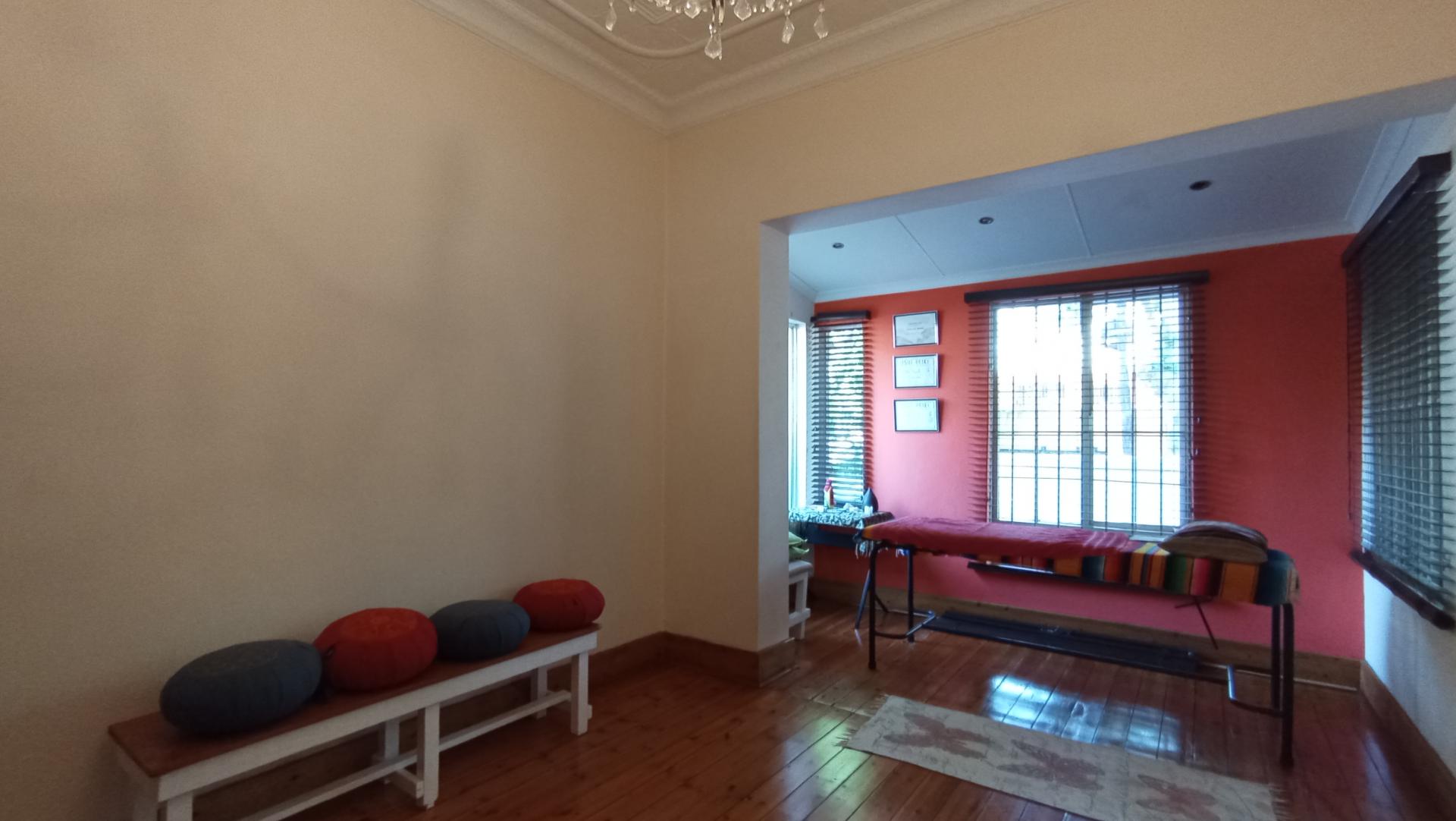Lounges - 25 square meters of property in Melville