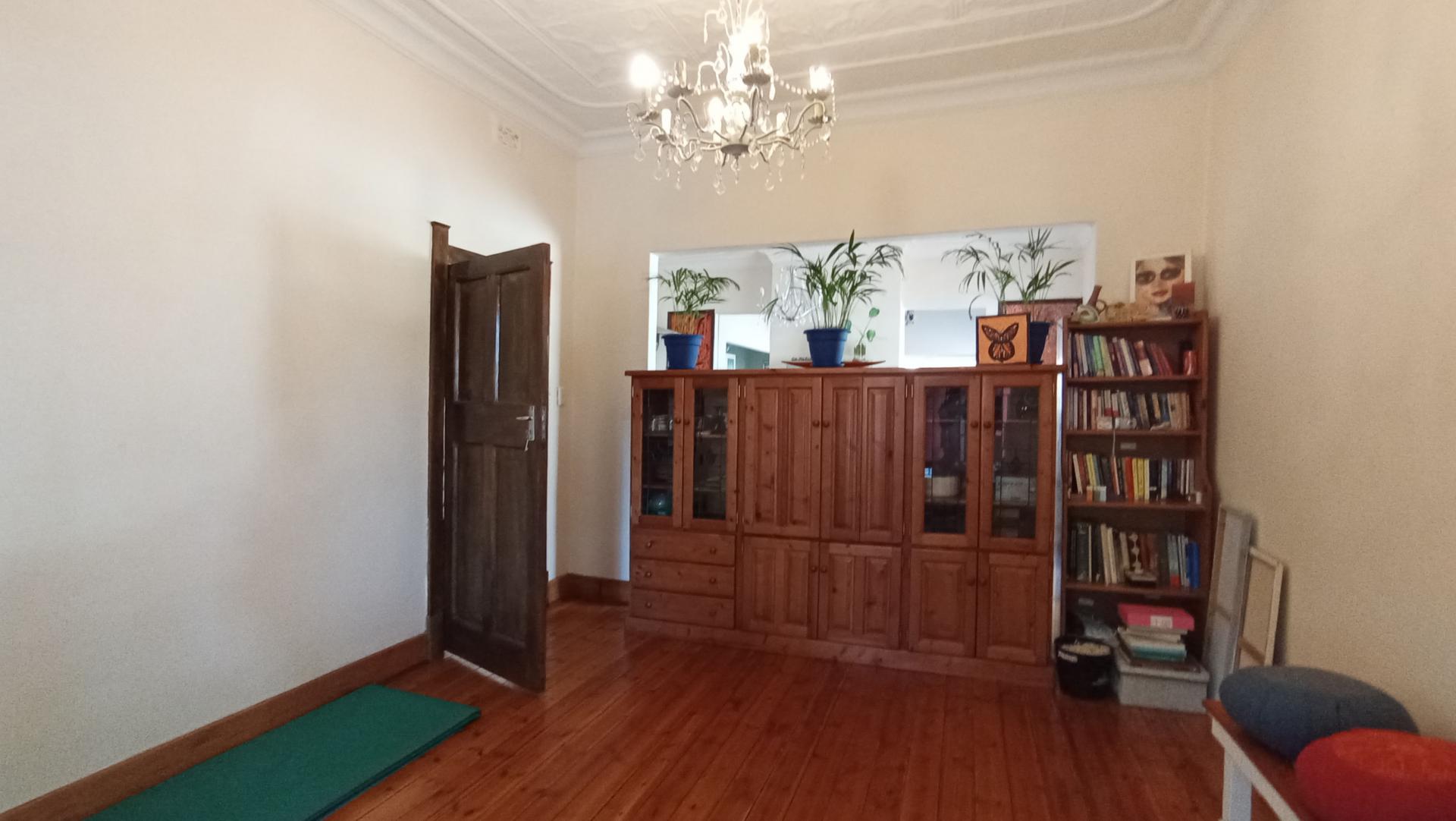 Lounges - 25 square meters of property in Melville