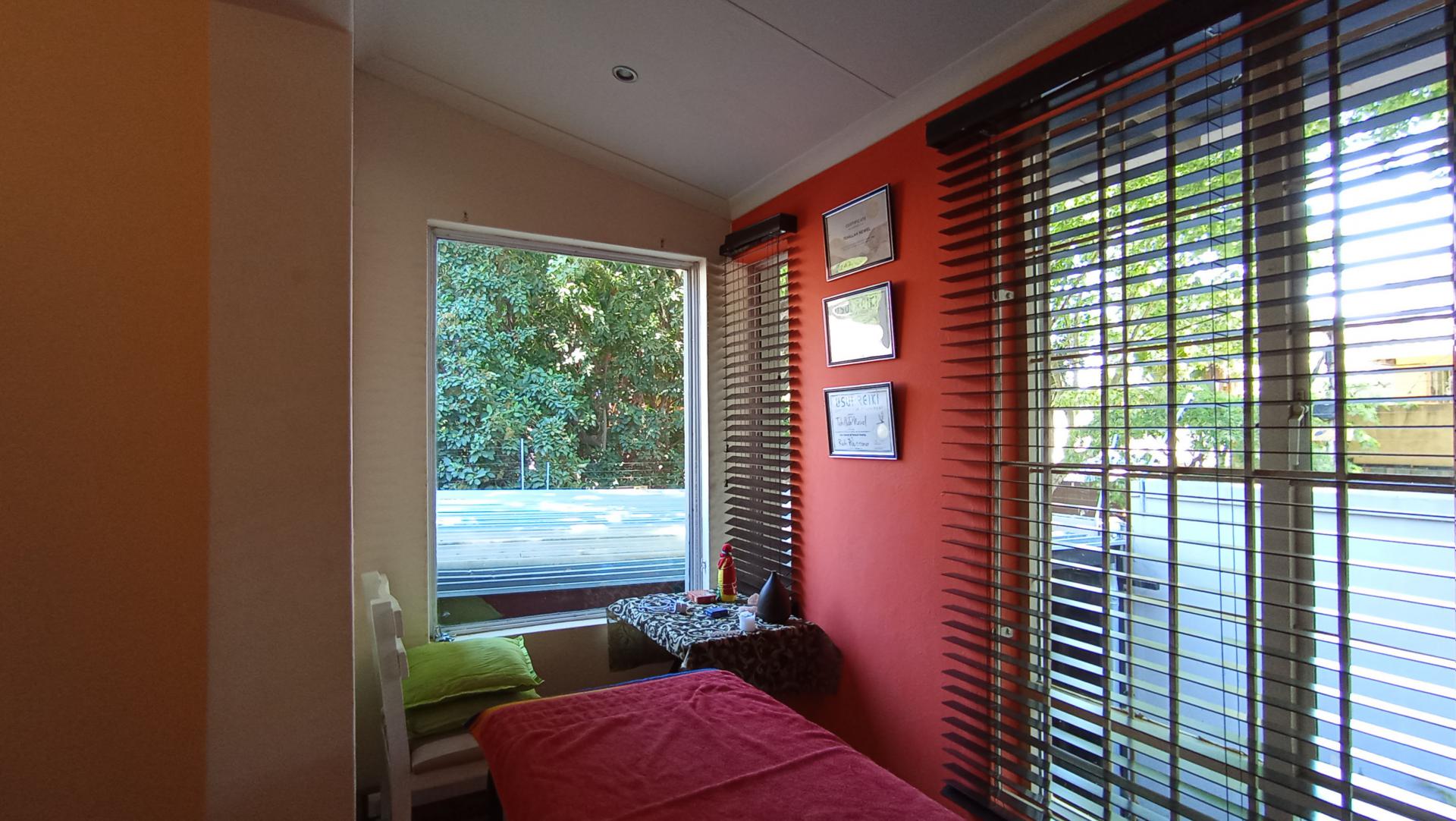 Lounges - 25 square meters of property in Melville