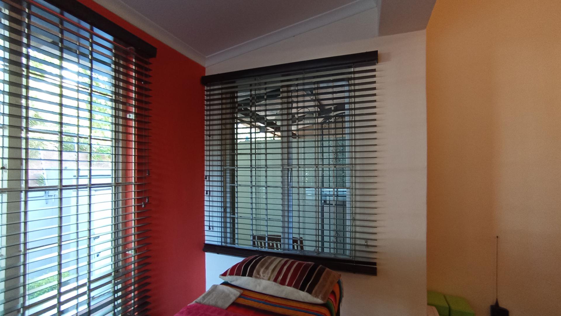 Lounges - 25 square meters of property in Melville