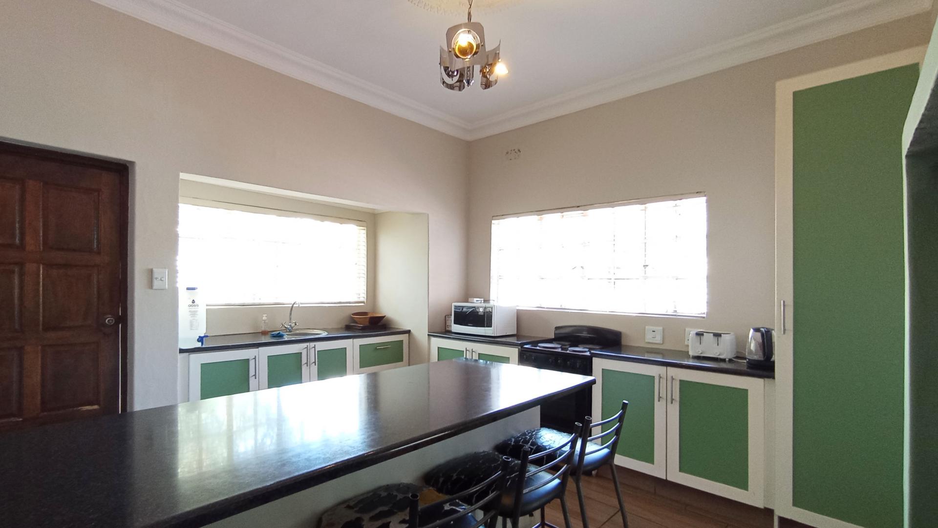 Kitchen - 35 square meters of property in Melville