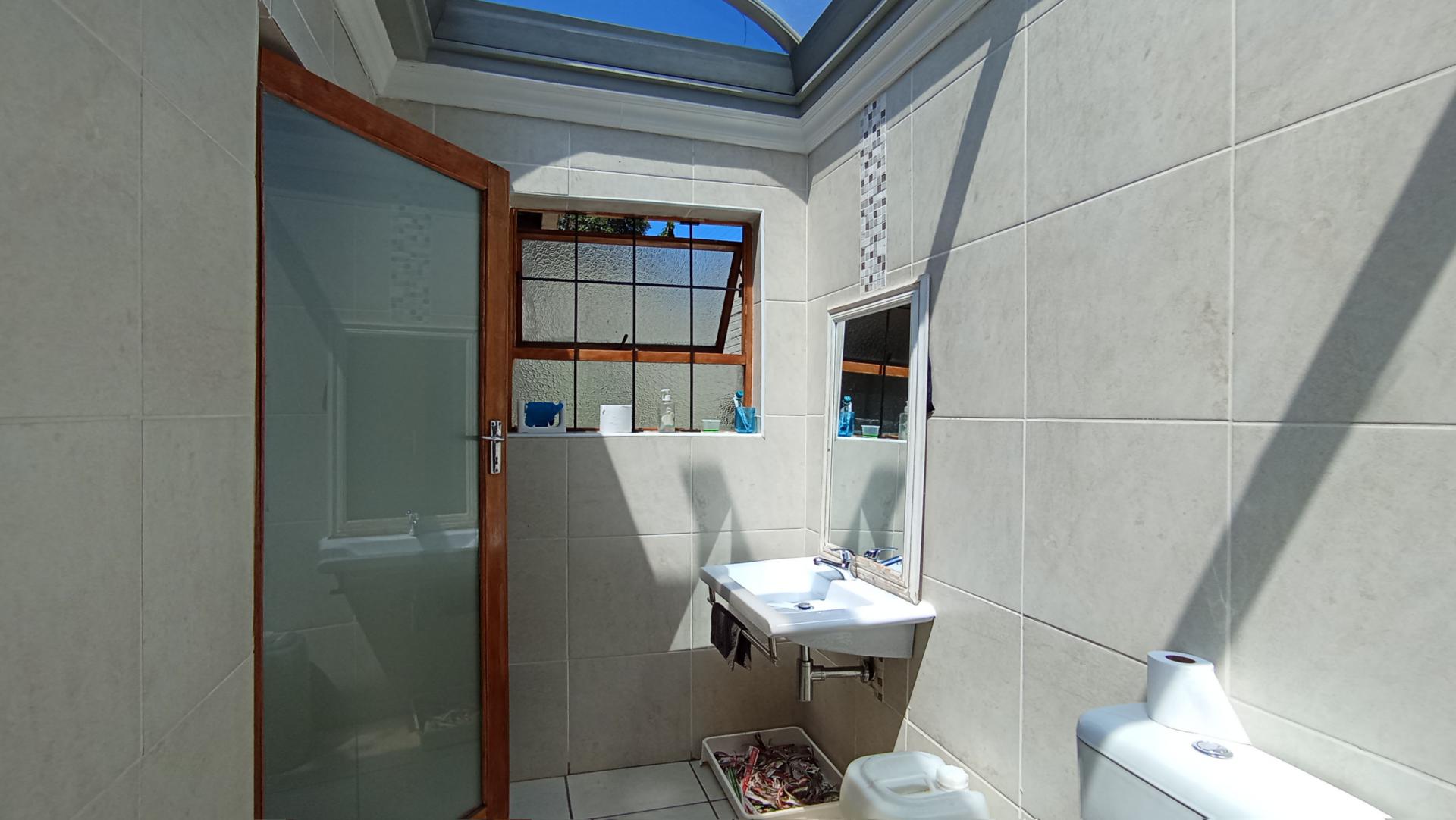 Bathroom 1 - 13 square meters of property in Melville