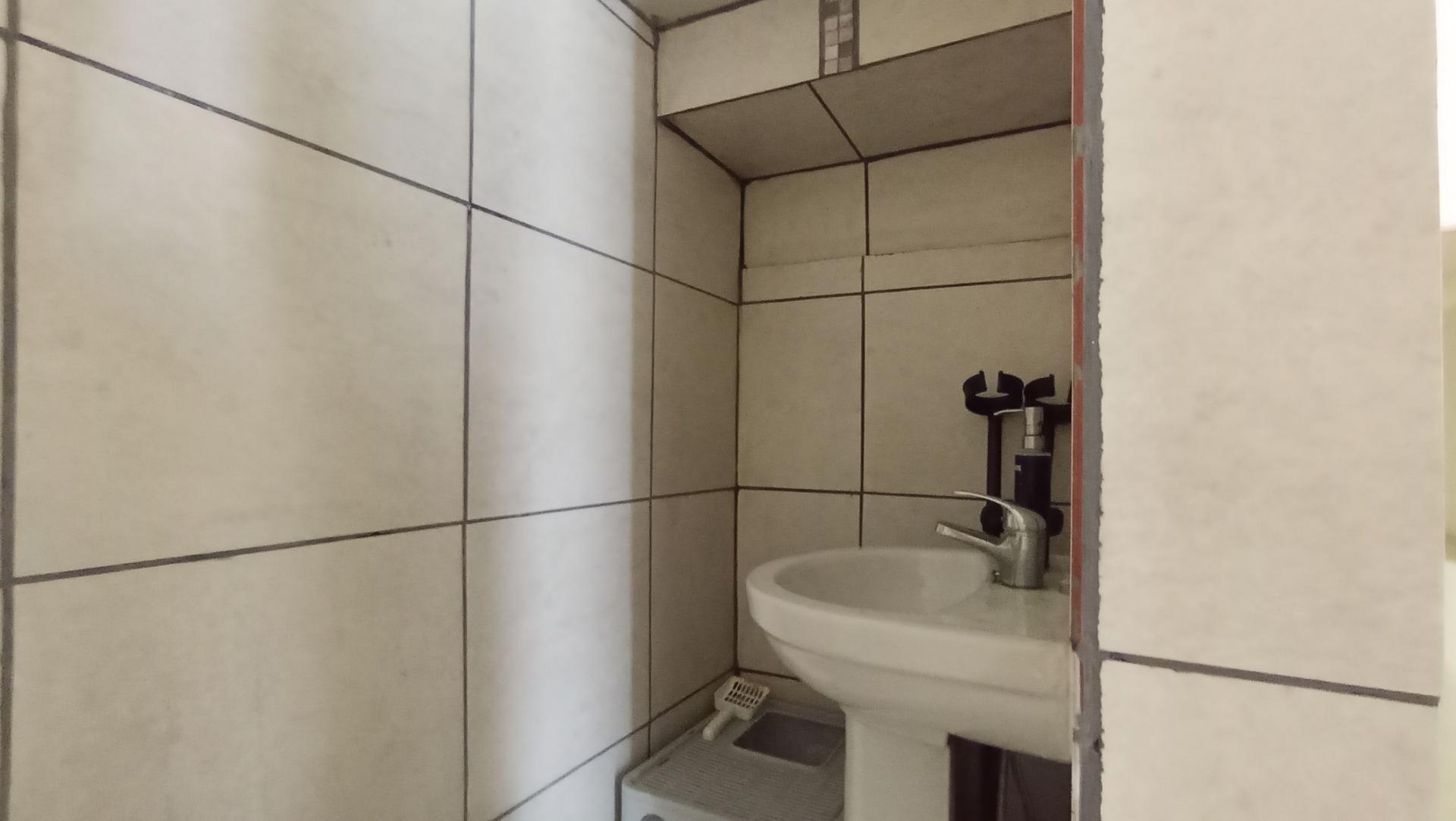 Bathroom 3+ - 2 square meters of property in Melville