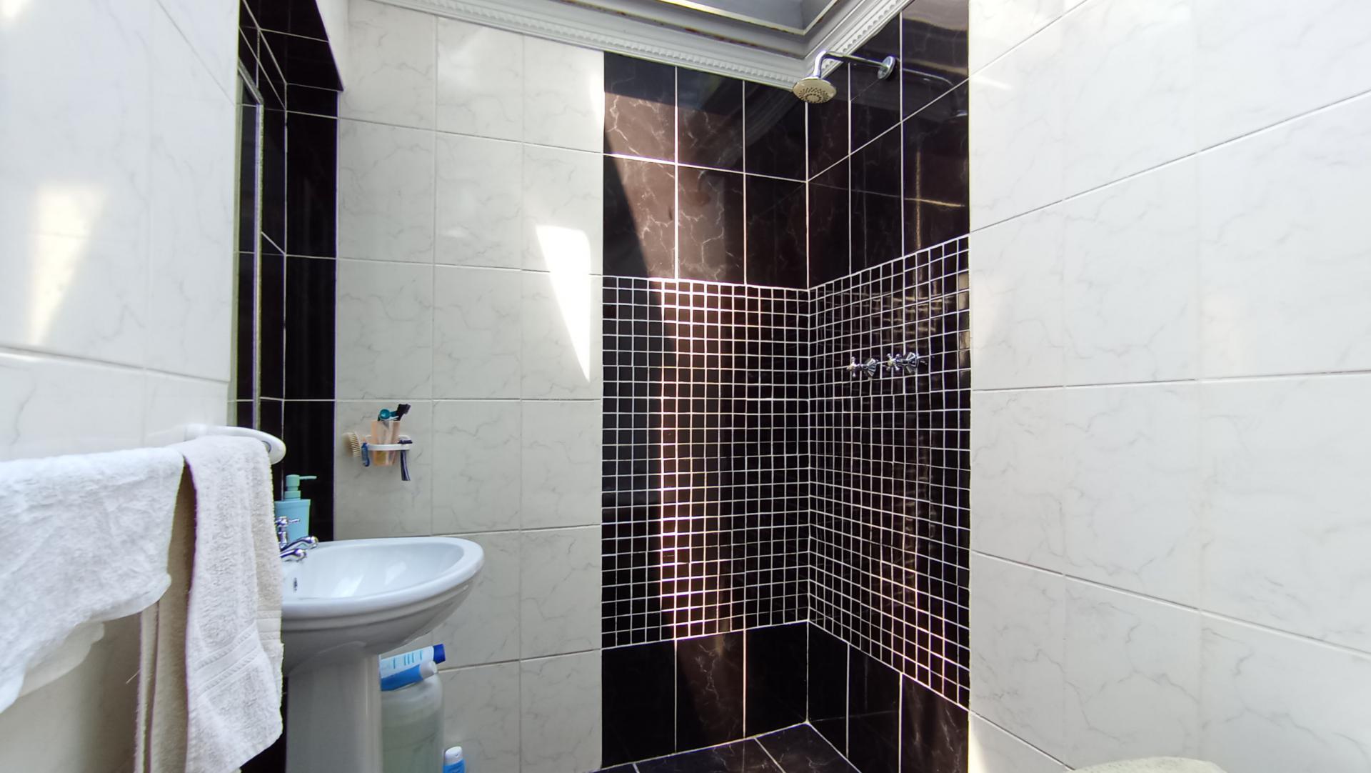 Bathroom 2 - 7 square meters of property in Melville