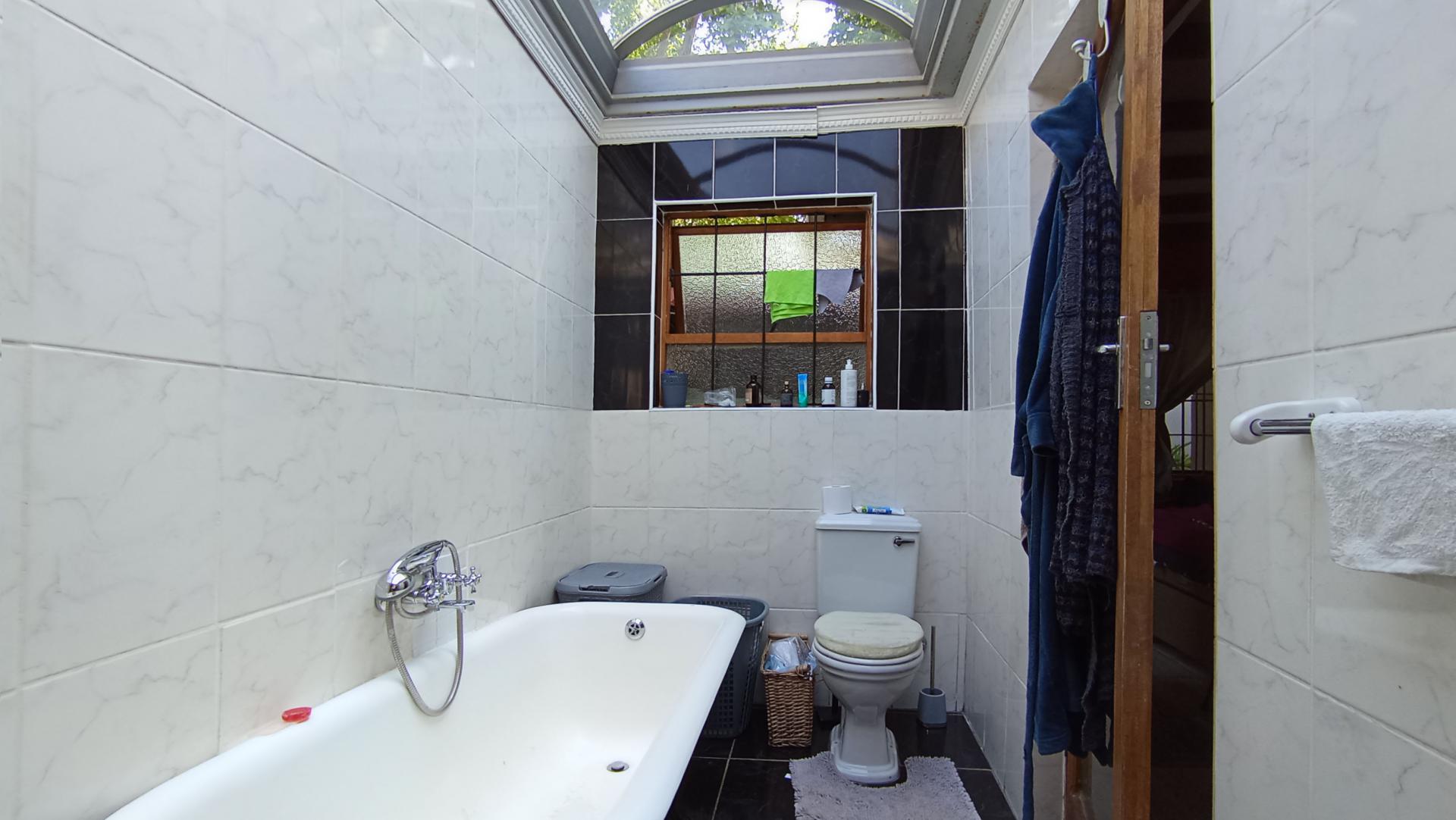 Bathroom 2 - 7 square meters of property in Melville