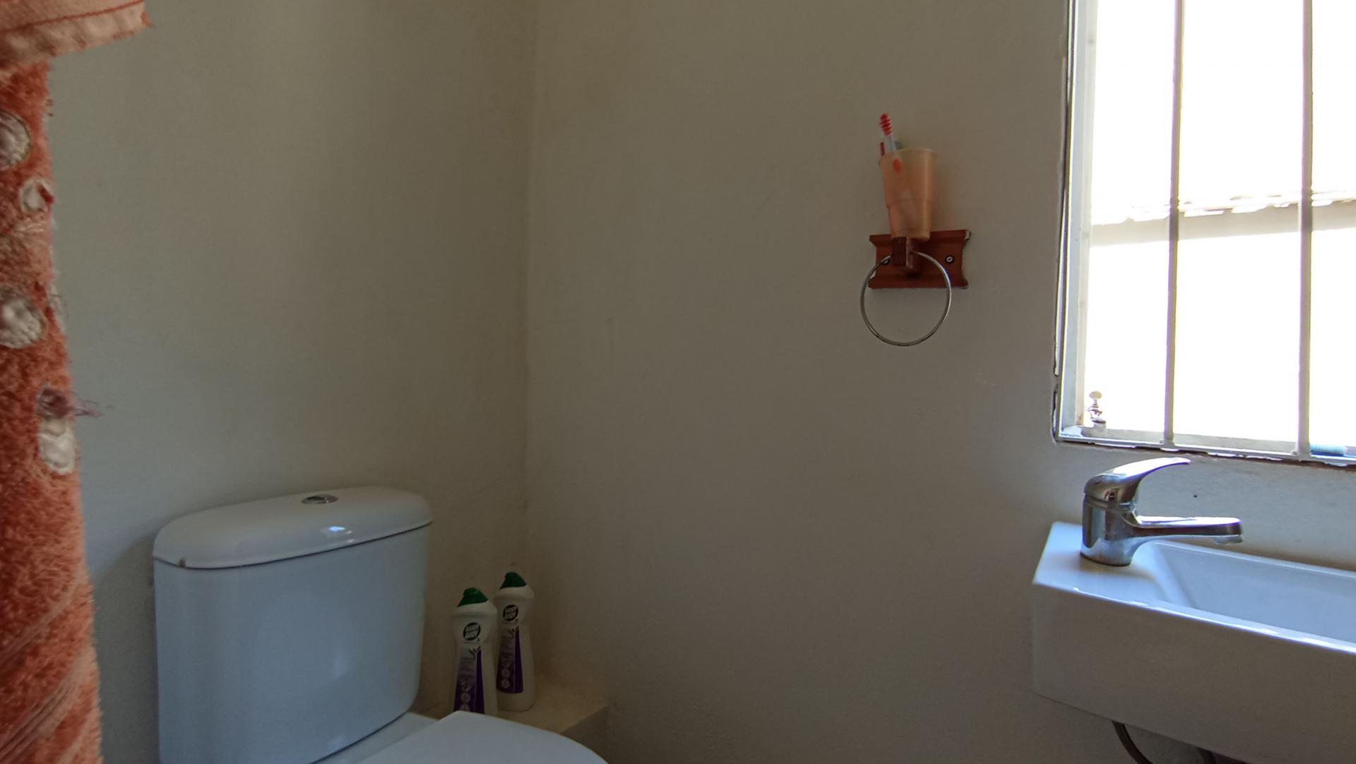 Bathroom 1 - 13 square meters of property in Melville