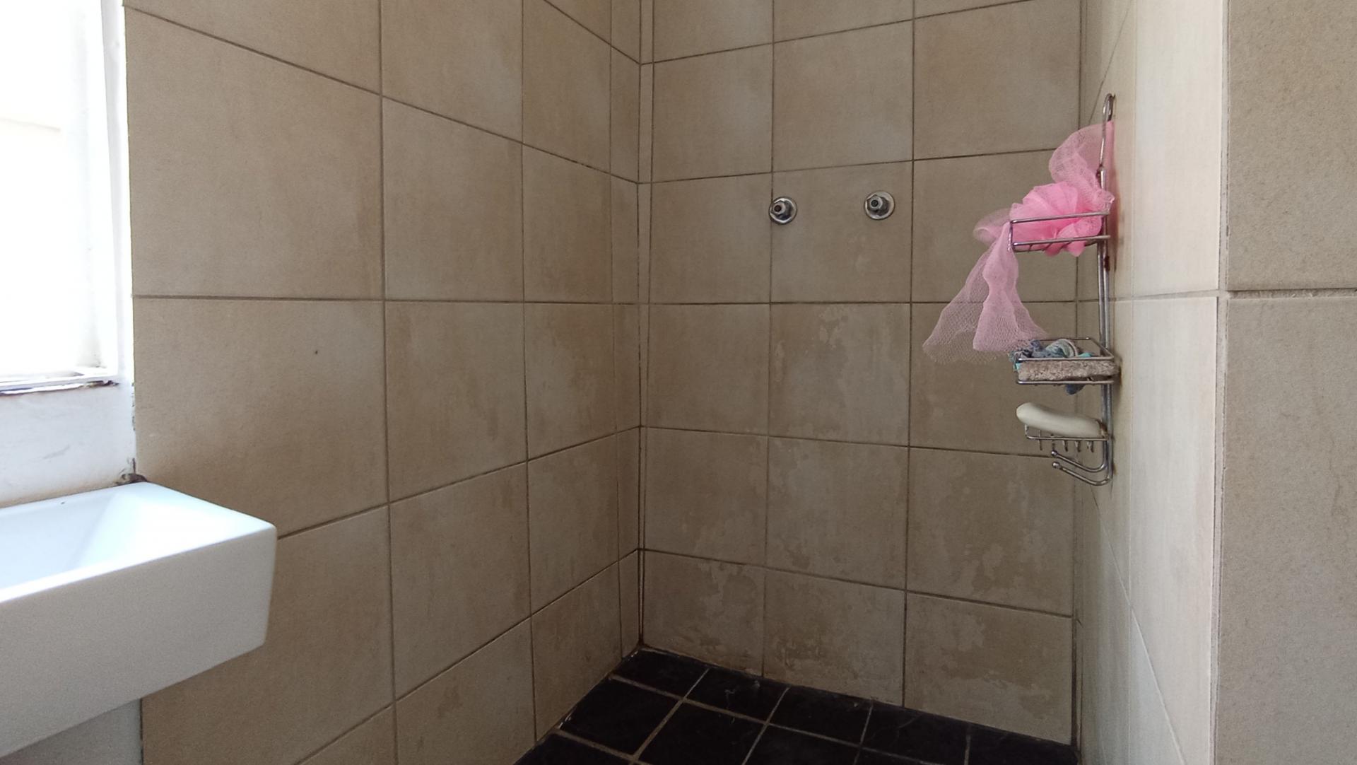 Bathroom 1 - 13 square meters of property in Melville