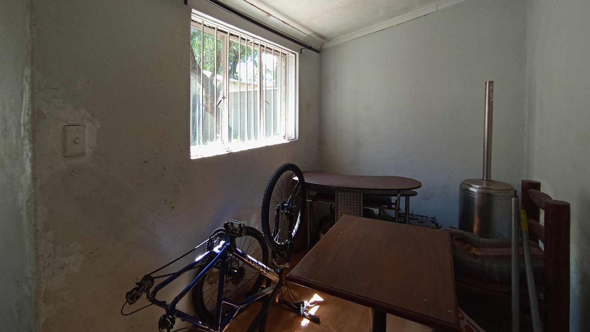 Bed Room 1 - 37 square meters of property in Melville