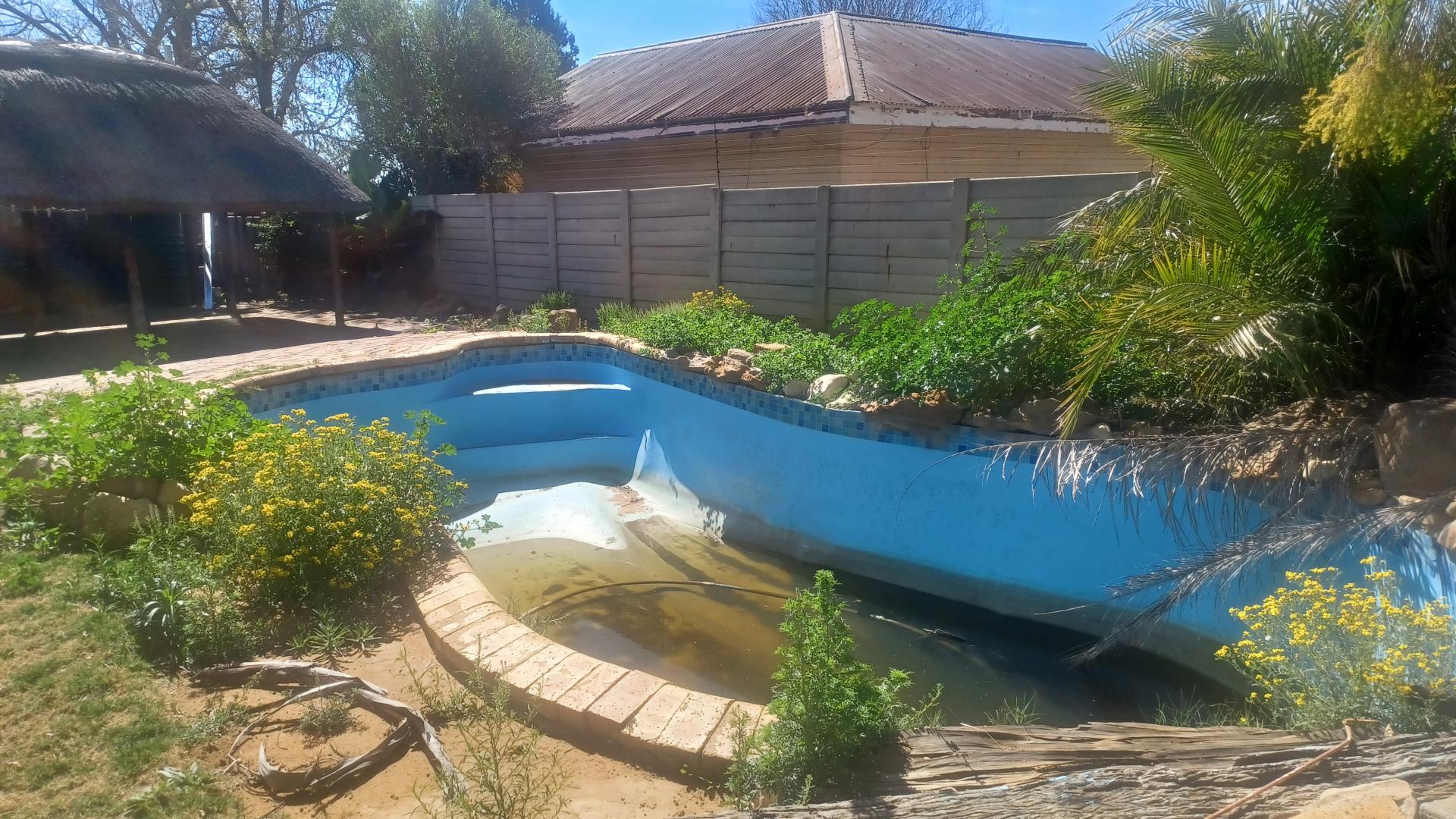 Swimming Pool of property in Riebeeckstad