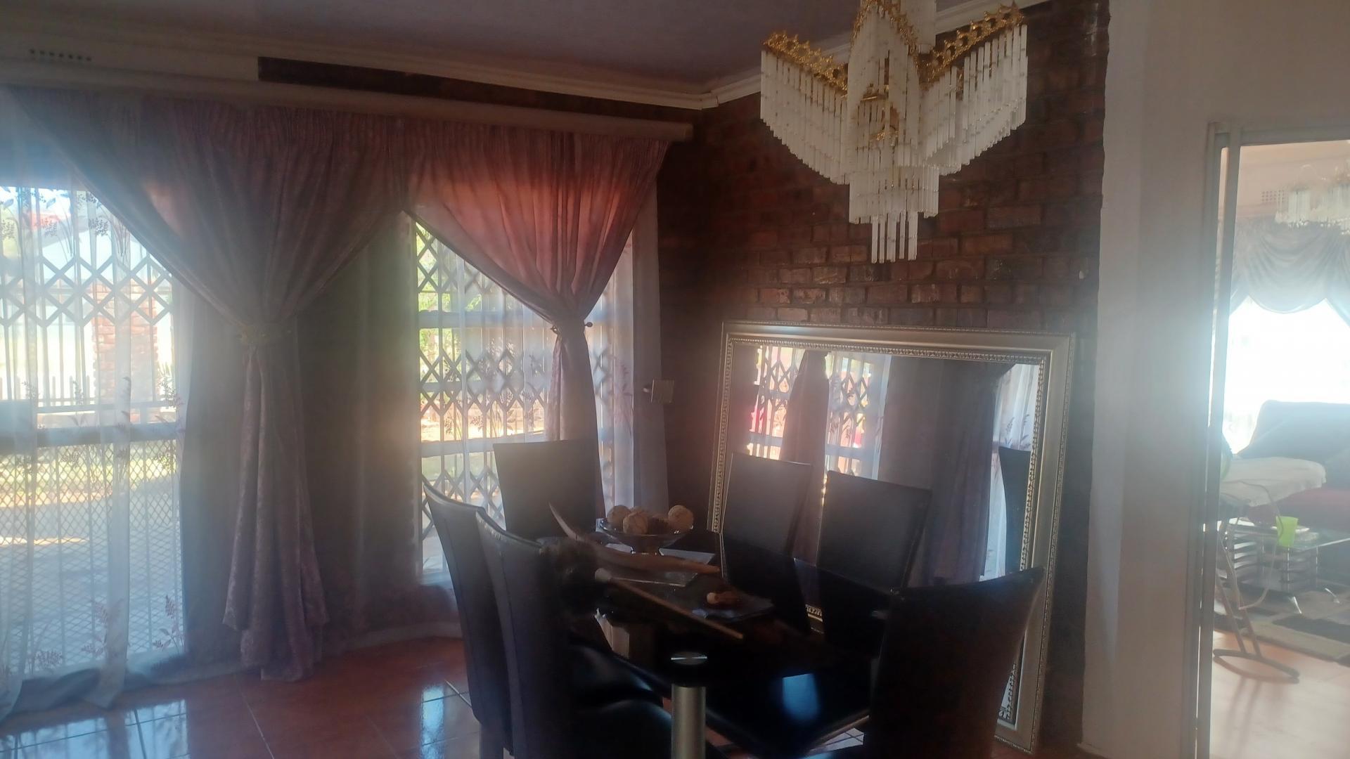 Dining Room of property in Riebeeckstad