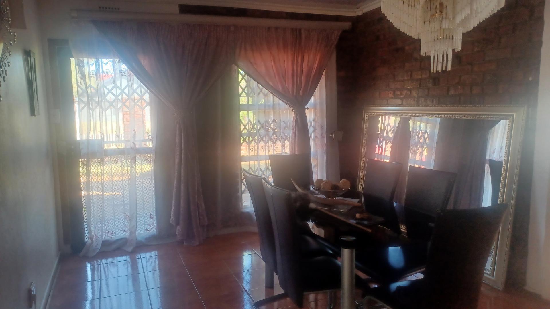 Dining Room of property in Riebeeckstad
