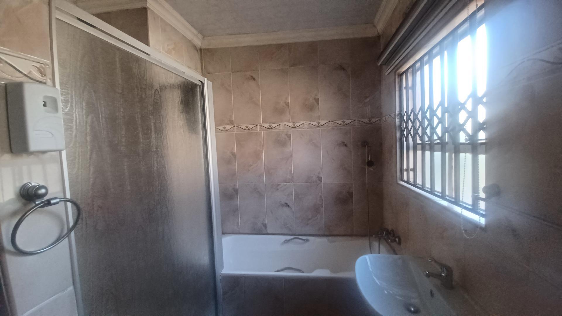 Bathroom 1 of property in Riebeeckstad