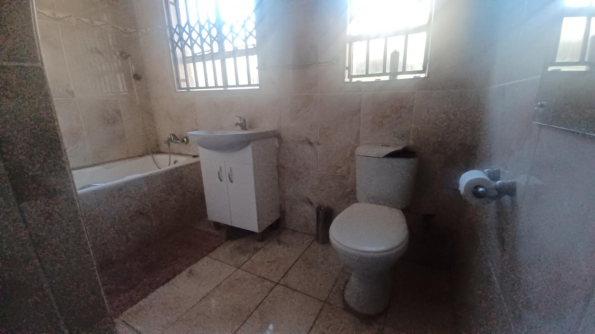 Bathroom 1 of property in Riebeeckstad