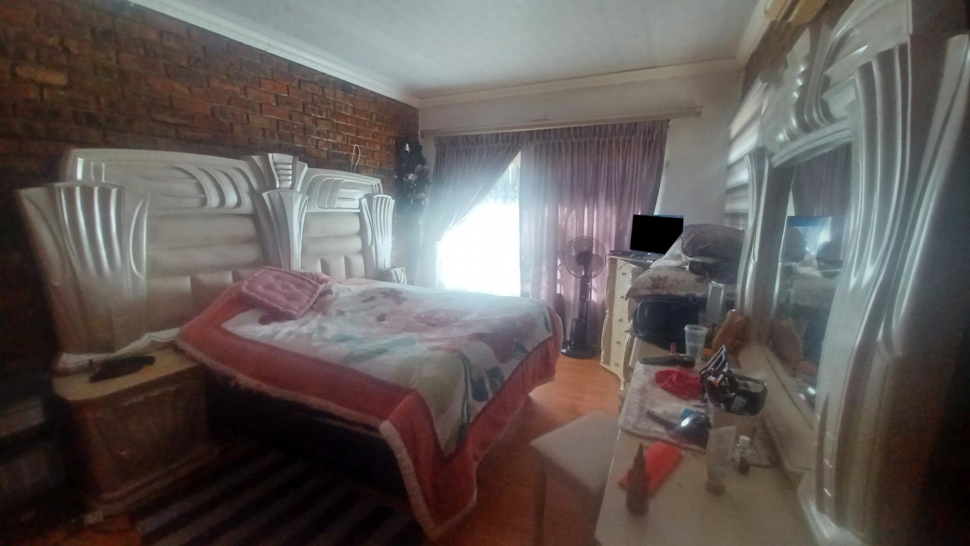 Main Bedroom of property in Riebeeckstad