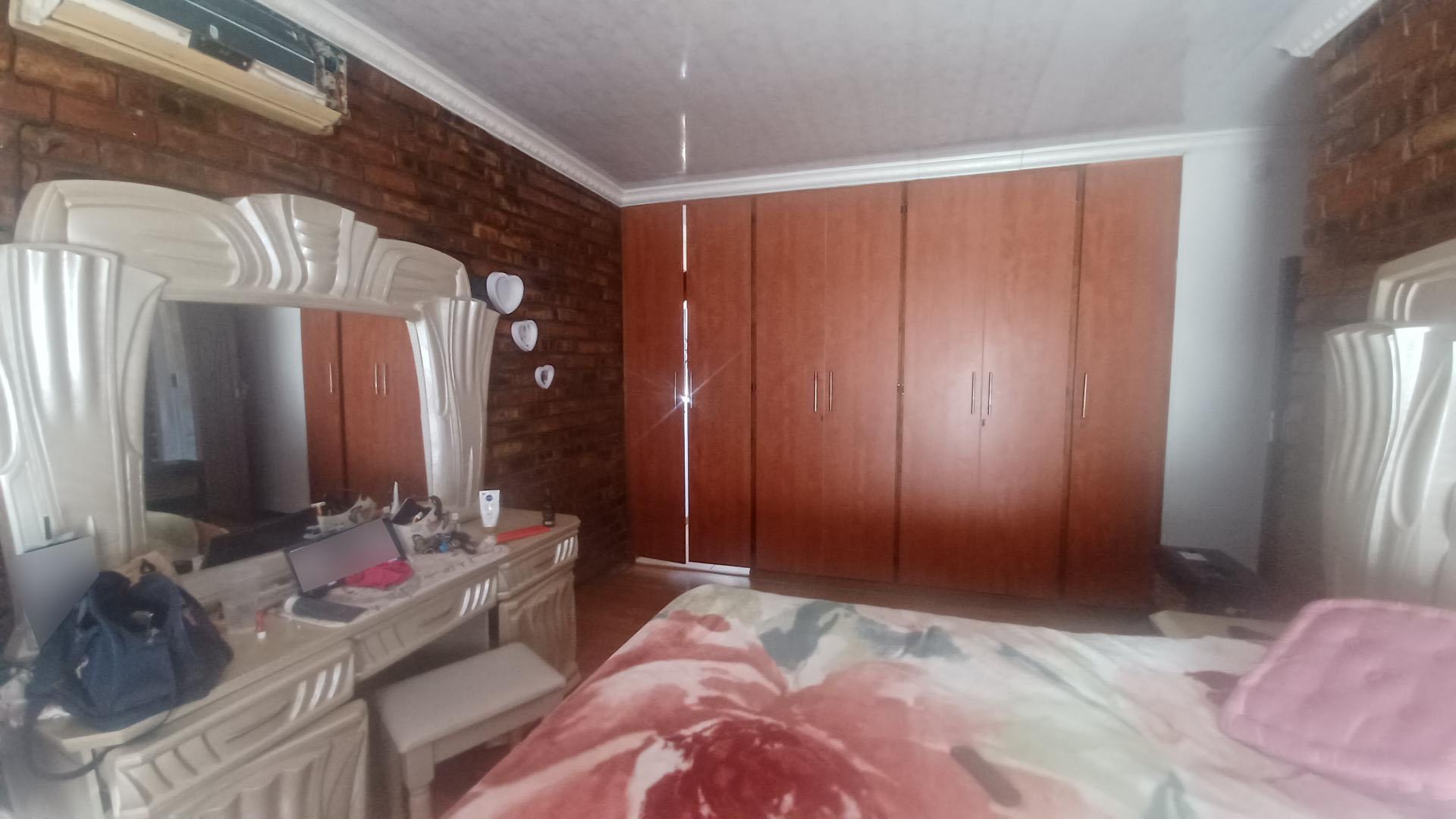 Main Bedroom of property in Riebeeckstad