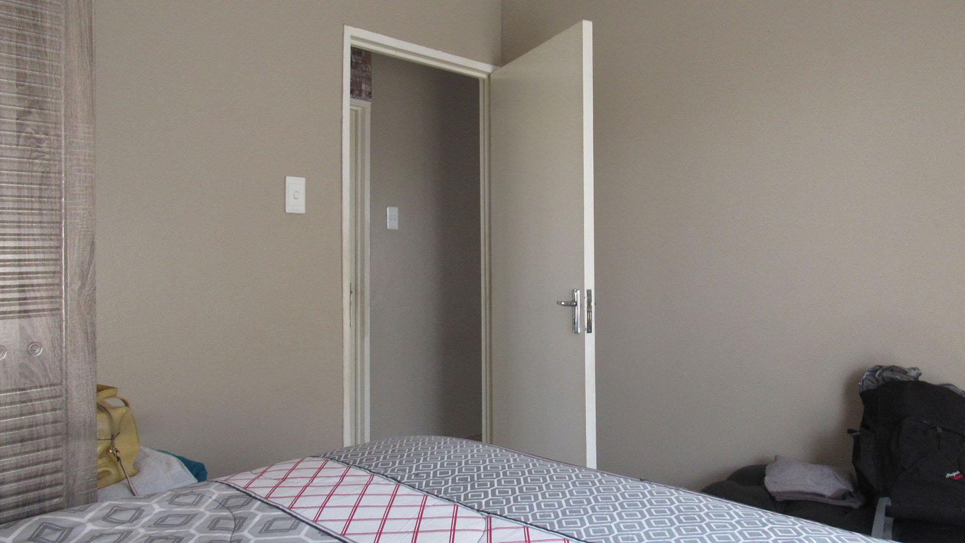 Bed Room 1 - 11 square meters of property in Savanna City