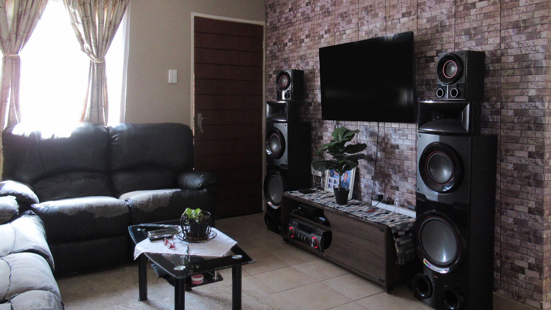 Lounges - 14 square meters of property in Savanna City