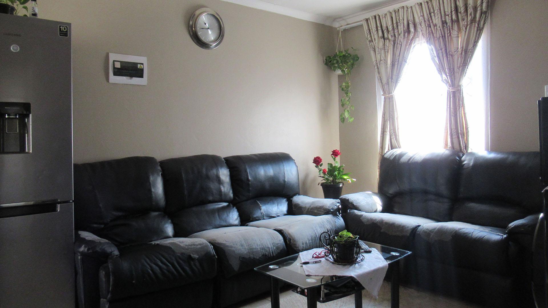 Lounges - 14 square meters of property in Savanna City