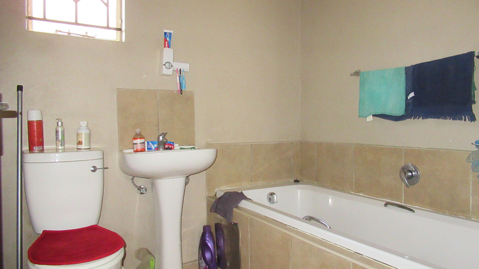 Bathroom 1 - 4 square meters of property in Savanna City