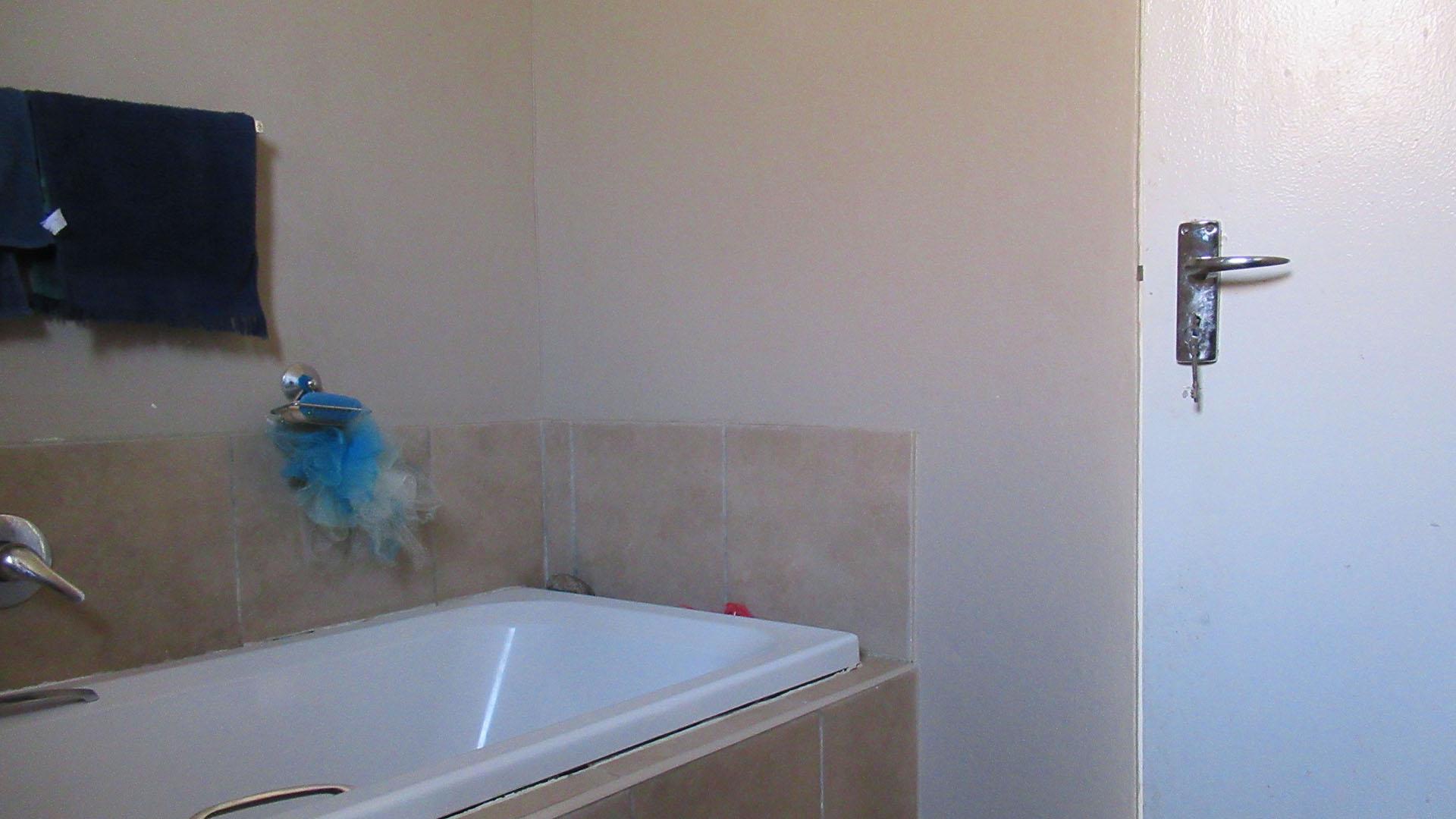Bathroom 1 - 4 square meters of property in Savanna City