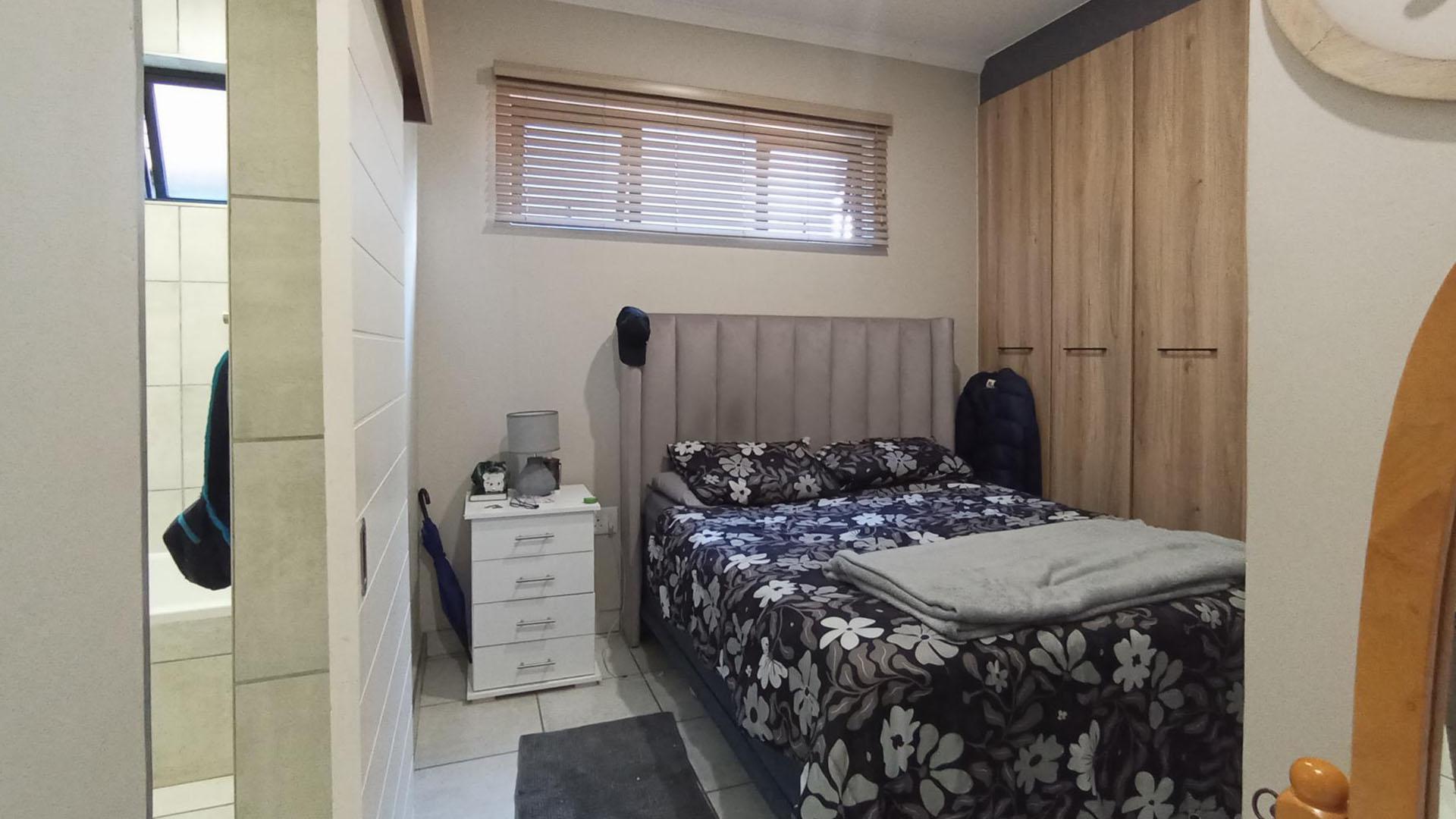 Bed Room 1 - 12 square meters of property in Montana