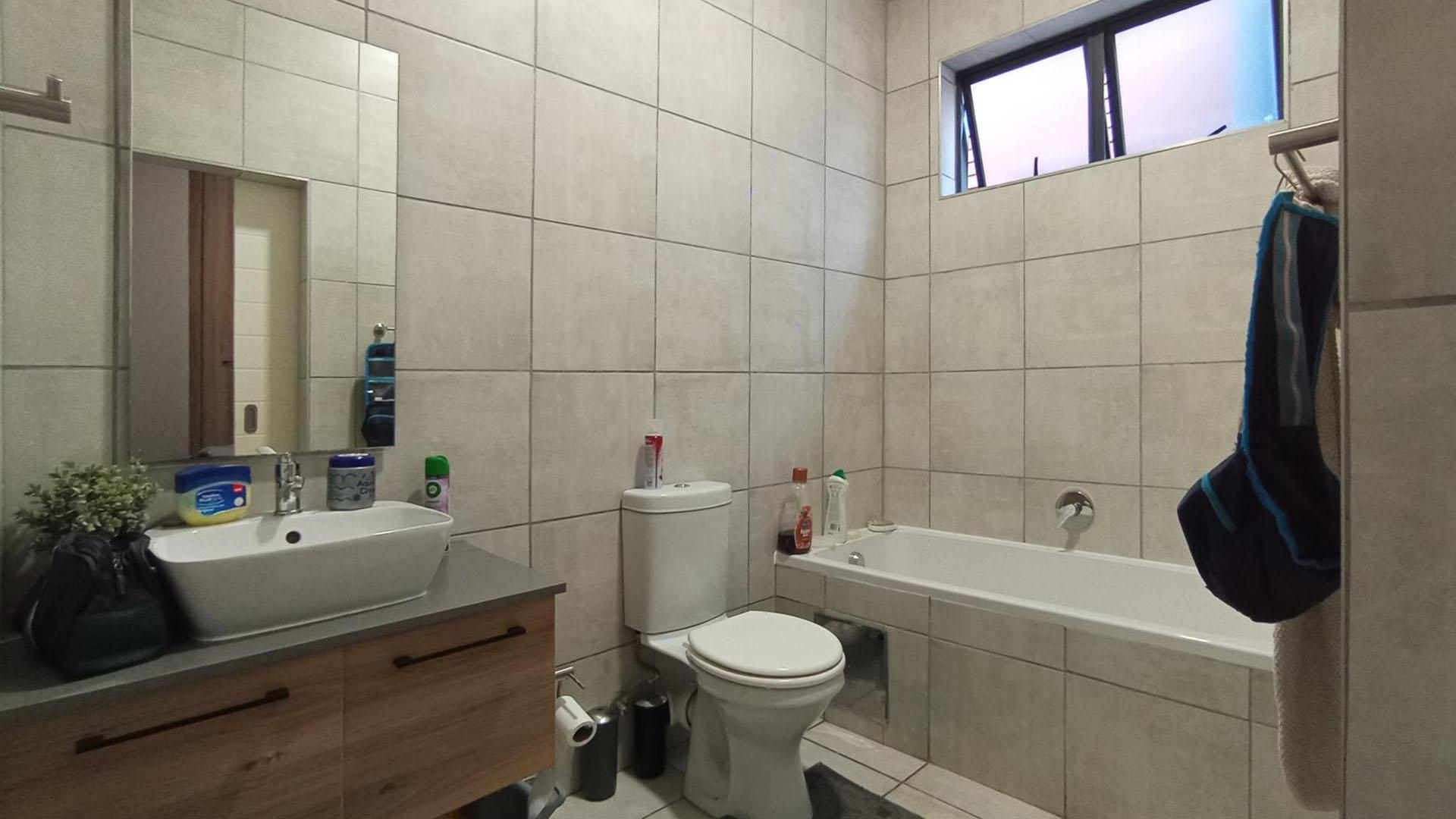 Bathroom 1 - 5 square meters of property in Montana