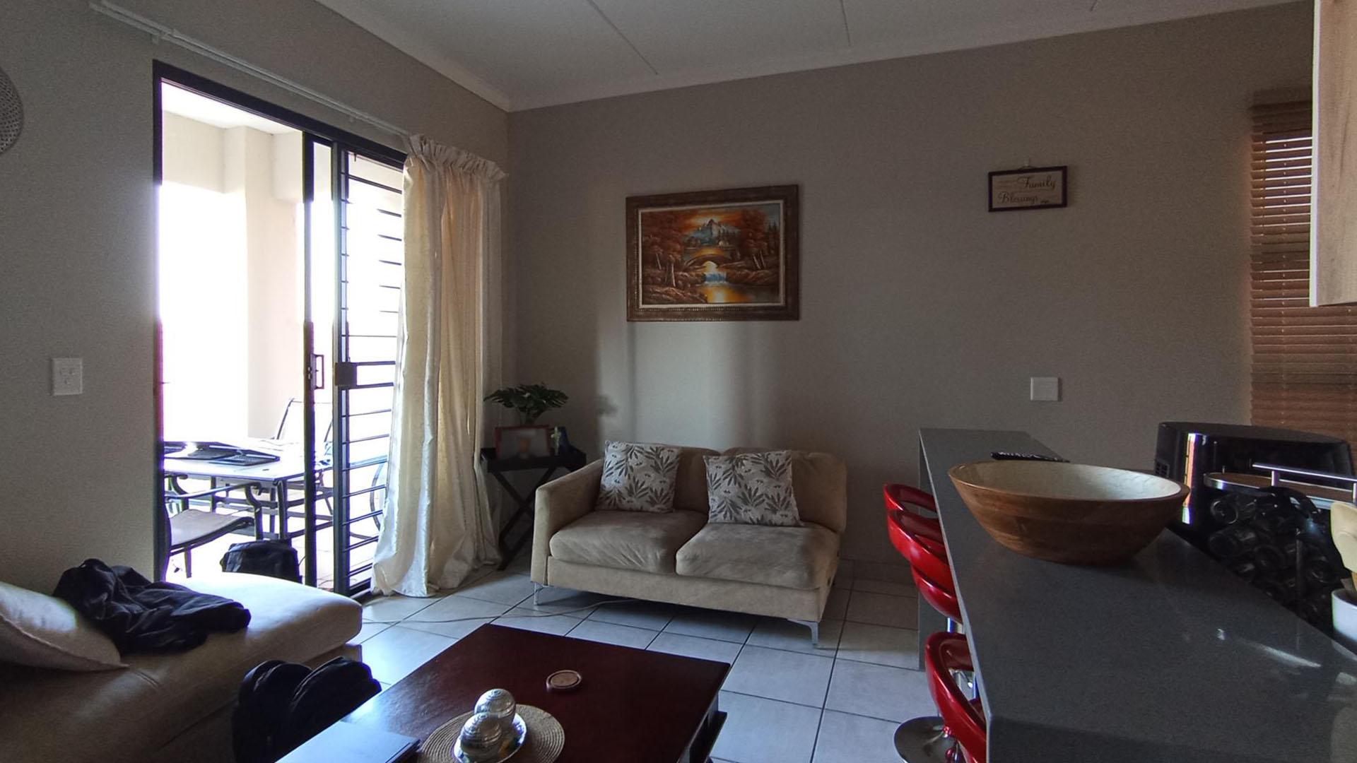 Lounges - 17 square meters of property in Montana