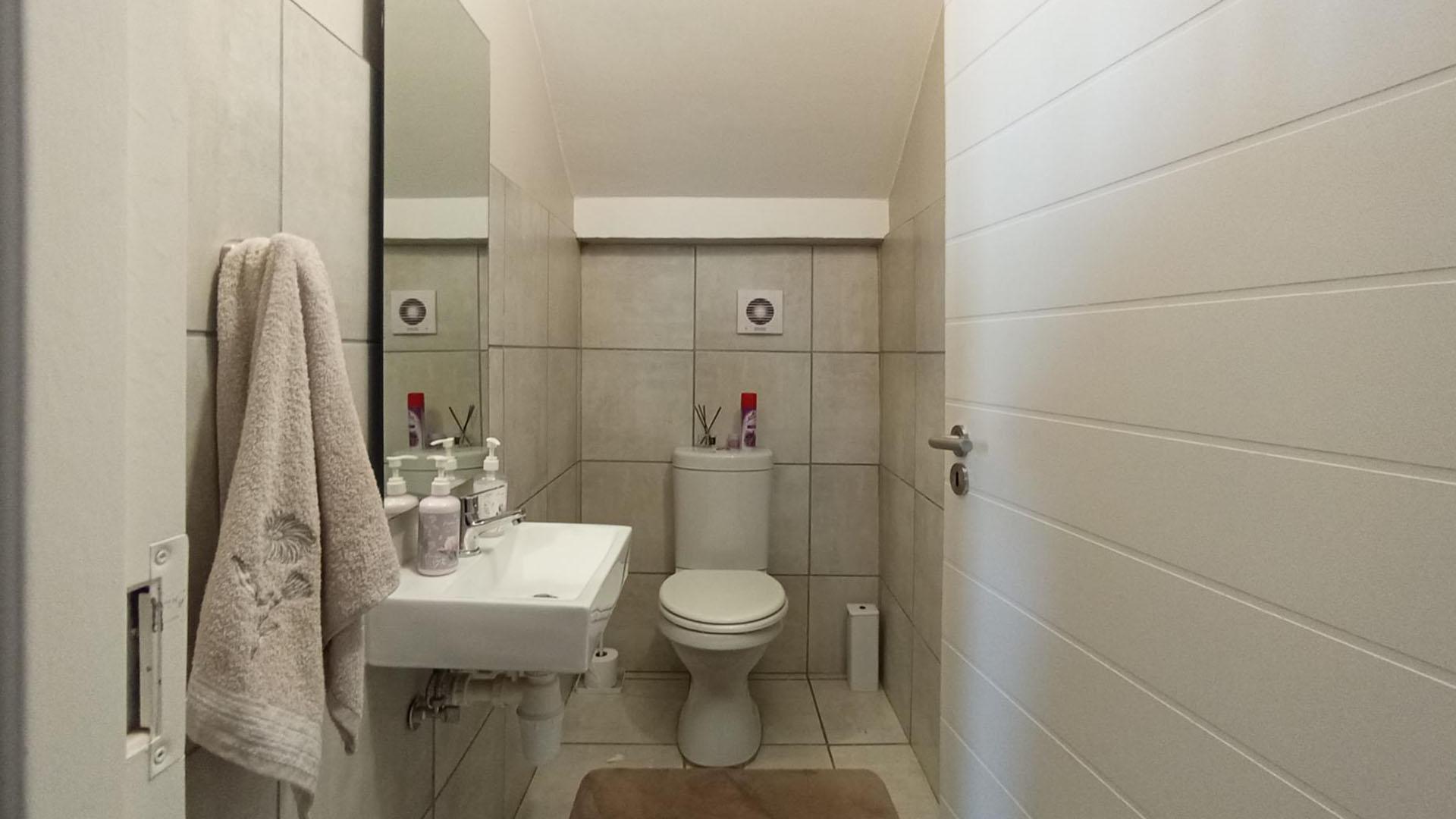 Guest Toilet - 3 square meters of property in Montana