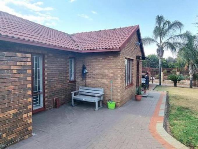 3 Bedroom House for Sale For Sale in Heuweloord - MR690814