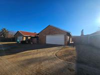 3 Bedroom 2 Bathroom Simplex to Rent for sale in La Hoff
