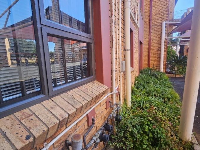 2 Bedroom Simplex for Sale For Sale in Brackendowns - MR690869