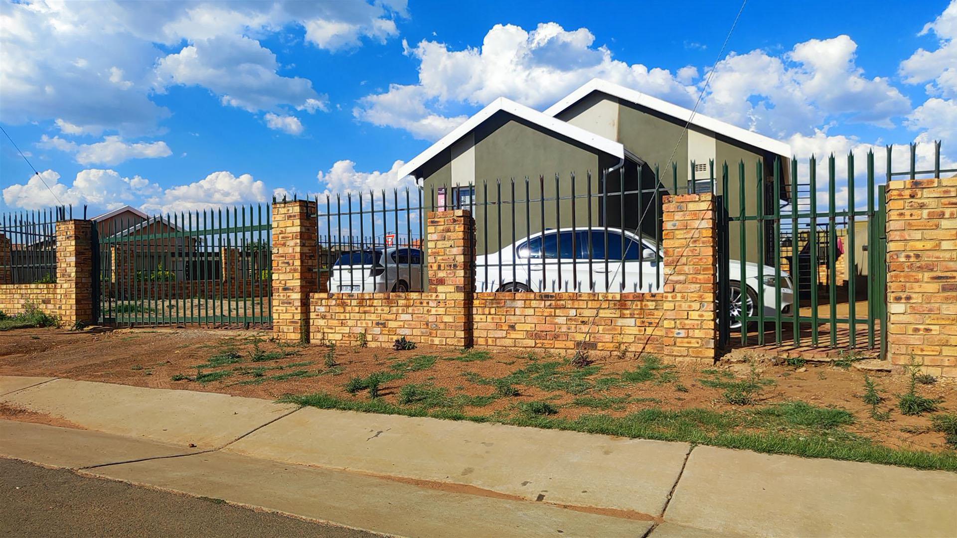 Front View of property in Savanna City