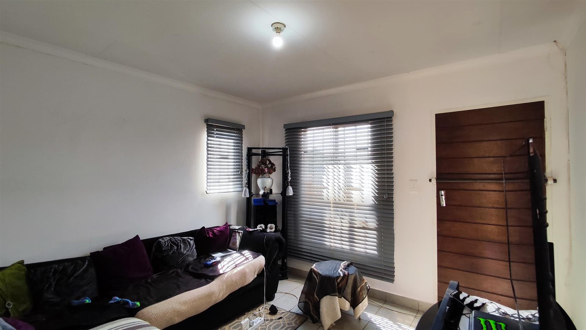 Lounges - 11 square meters of property in Savanna City