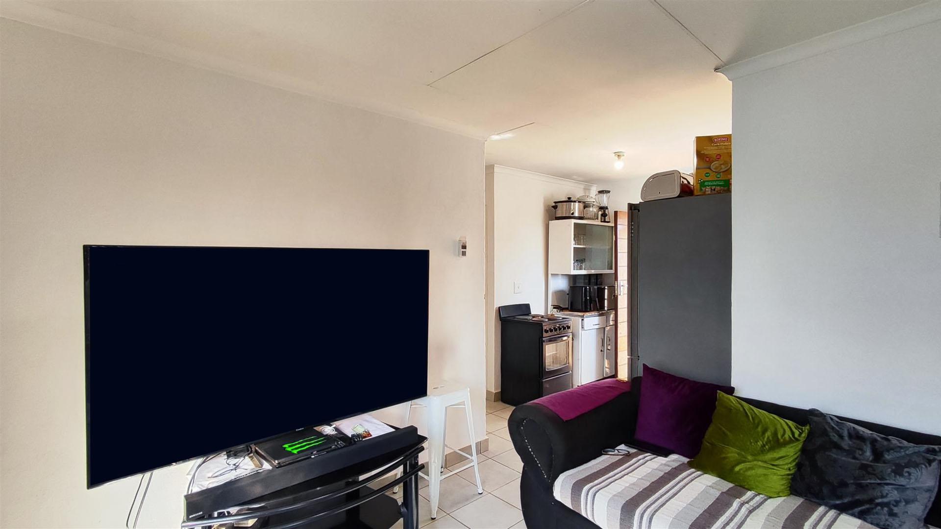 Lounges - 11 square meters of property in Savanna City