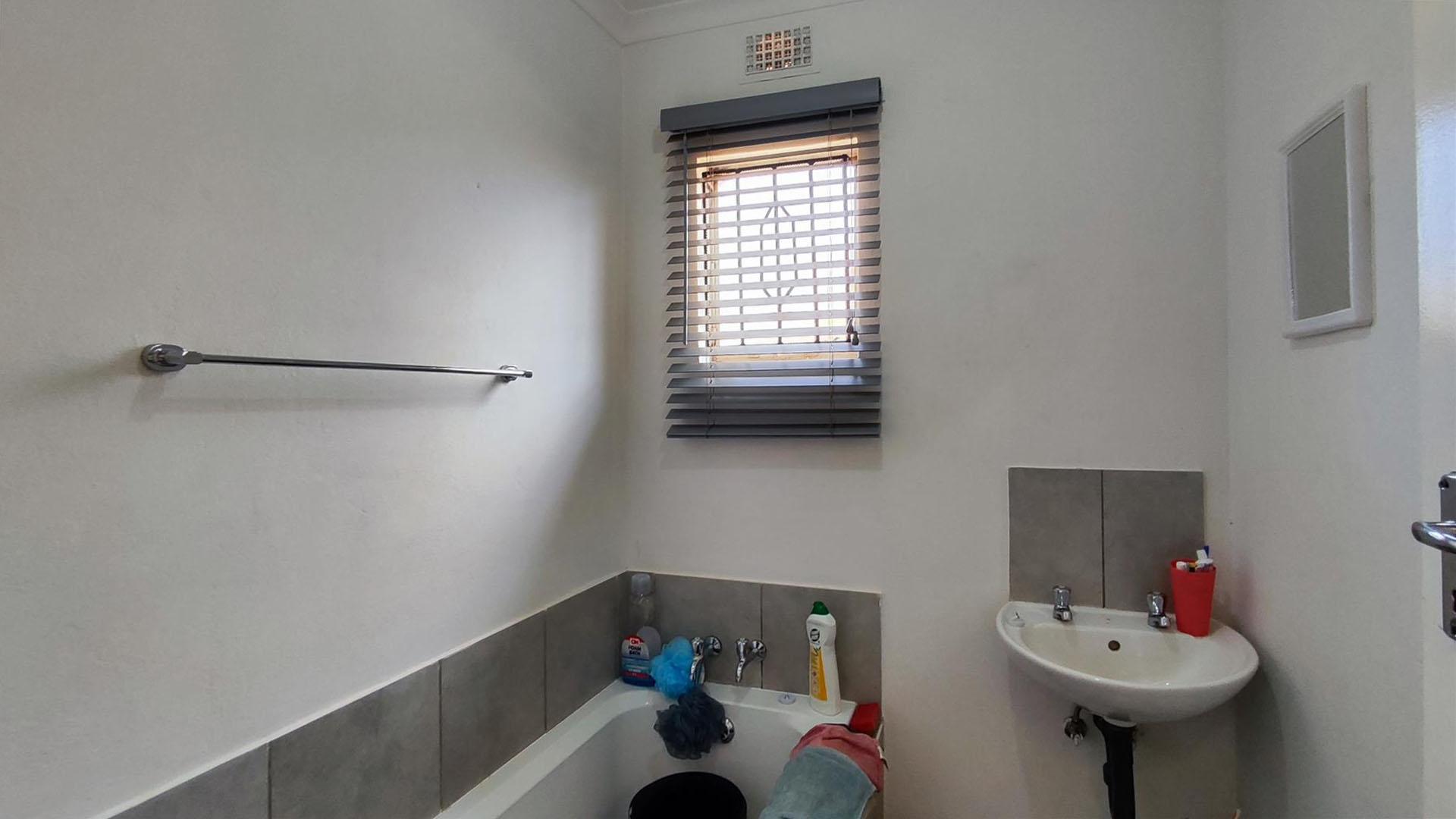 Bathroom 2 - 3 square meters of property in Savanna City