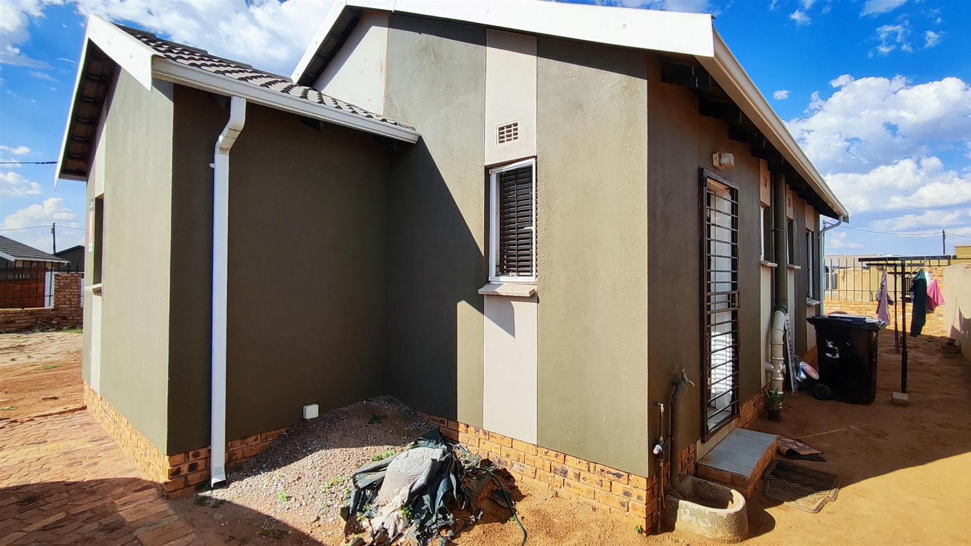 Front View of property in Savanna City