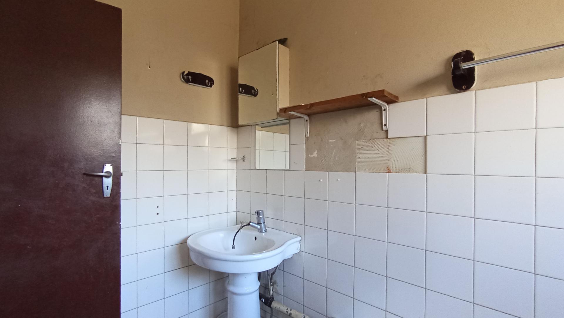 Bathroom 1 - 7 square meters of property in Elsburg